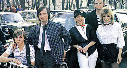 Семейный подряд: сын Раинчика Сергей в конце 80-х играл в «Верасах» на клавишных, жена Ирина (справа от Раинчика) пела. Второй солисткой в то время была Юля Скороход. Фото: из личных архивов.